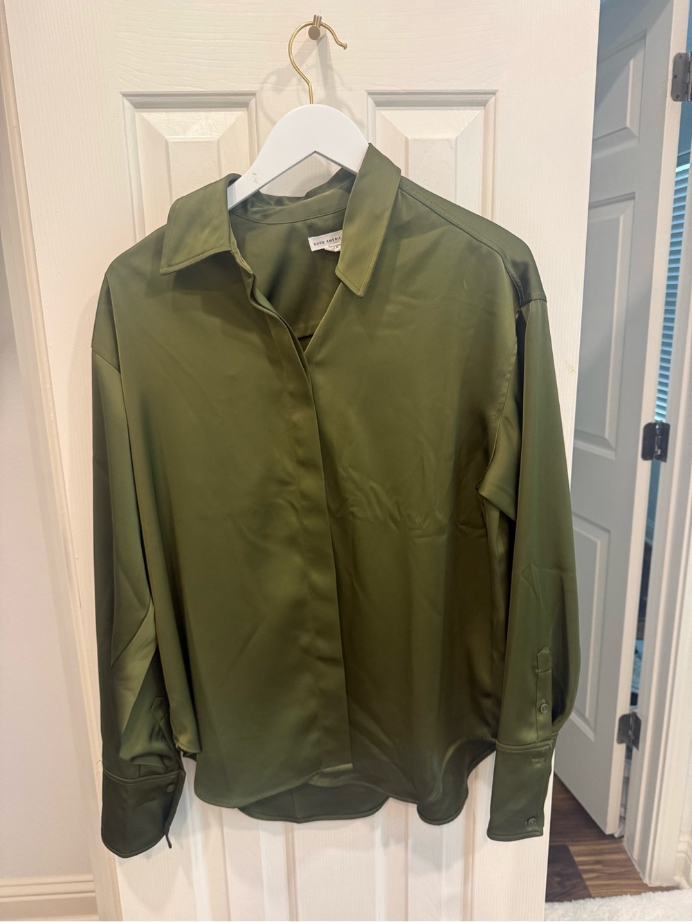 Good American Olive Satin Button-Front Blouse